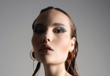 Corrige la Forma de tus Orejas con la Otoplastia A woman poses with dramatic eye makeup.